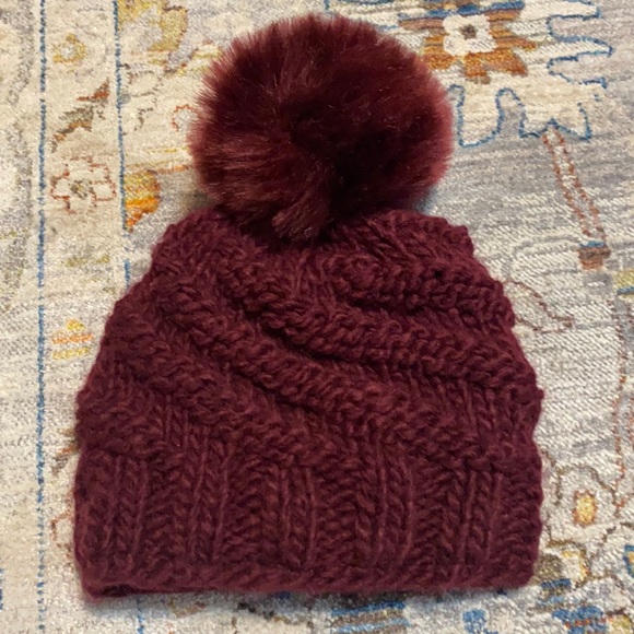 Free People Accessories - Free People fleece lined knit pom pom hat
